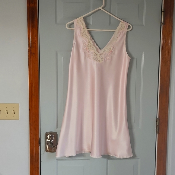 Etienne Other - Etienne Women's Medium Light Shiny Pink Lace, Pearls Embroideried Nightgown